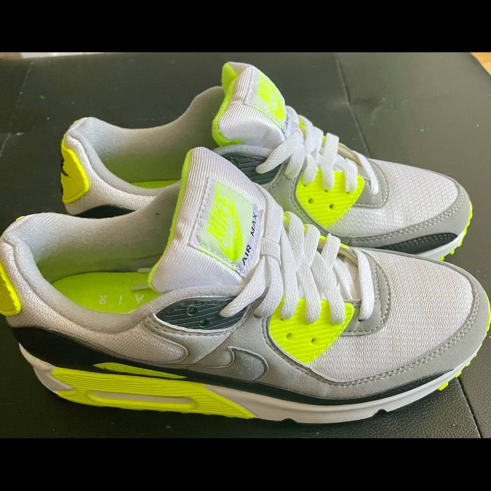 NIKE AIR MAX 90 brand new with box 8.5 W